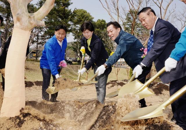 NSP통신-29일 권선구 국립농업박물관 옆 잔디광장에서 진행한 제78회 식목일 기념 나무심기 행사에서 김영진 의원(왼쪽부터), 백혜련 의원, 이재준 수원시장, 이재식 수원시의회 부의장 등이 식목행사에 참여하고 있다. (사진 = 수원시)