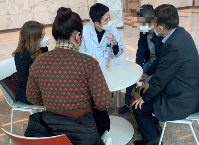 NSP통신-김모씨(오른쪽 두번째)가 상담을 하고 있다. (사진 = 수원시)