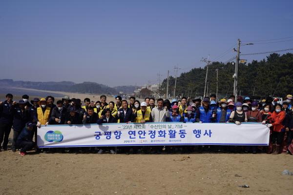 NSP통신-경기바다 정화활동에 나선 관계자들이 기념촬영을 하고 있다 (사진 = GH)