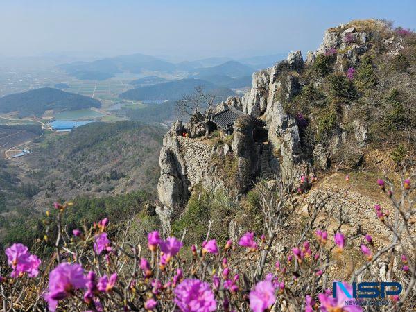 NSP통신-하늘끝 신비의 암자 도솔암의 봄