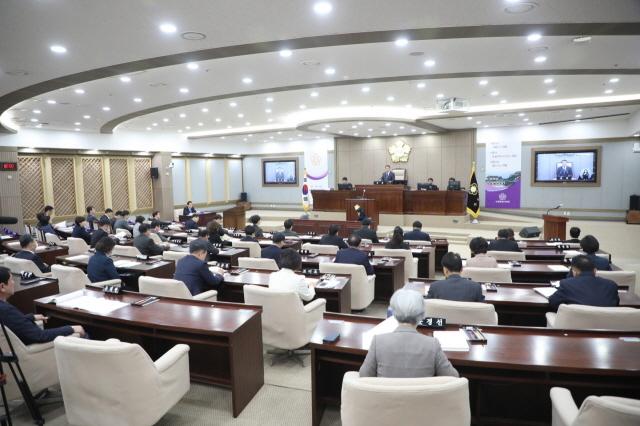 NSP통신-30일 수원시의회 제2차 본회의가 진행되고 있다. (사진 = 수원시의회)