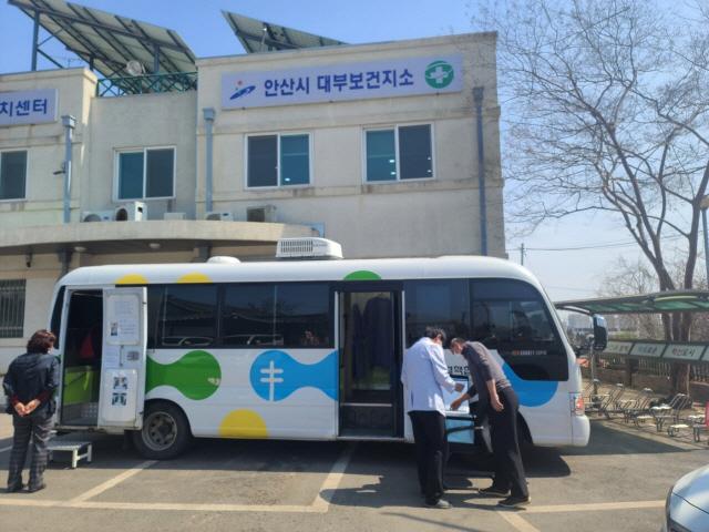 NSP통신-안산시가 대부도 지역 주민 대상으로 운영하는 이동 결핵검진 버스. (사진 = 안산시)
