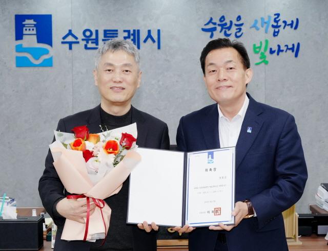 NSP통신-27일 이재준 수원시장(오른쪽)이 위촉장 수여 후 권호성 예술감독과 사진촬영을 하는 모습. (사진 = 수원시)