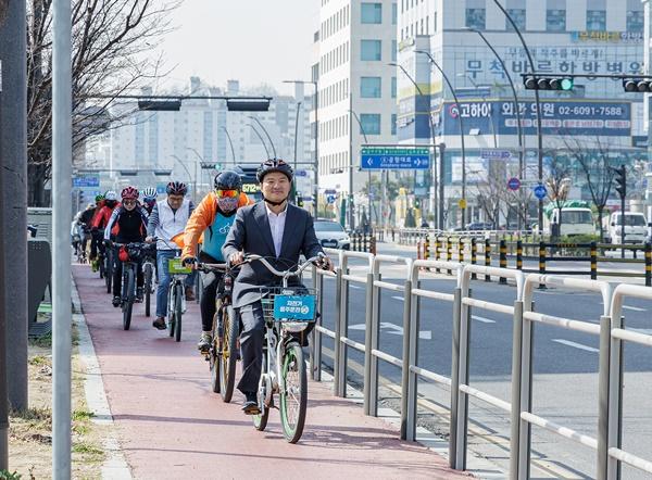 NSP통신-김태우 강서구청장이 따릉이를 타고 자전거도로 안전점검을 실시하고 있다. (사진 = 강서구)