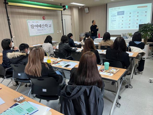 NSP통신-솔터고등학교 학생들이 2023년 김포시 찾아가는 청소년 예산교실 수업을 듣고 있다. (사진 = 김포시)