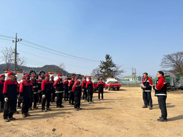 NSP통신-29일 문수산 일대에서 김포시 신승호 환경녹지국장 지휘 아래 시행된 산불진화훈련 모습. (사진 = 김포시)