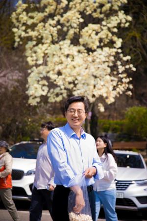 [NSP PHOTO]김동연, 팔달산 벚꽃 주말 절정