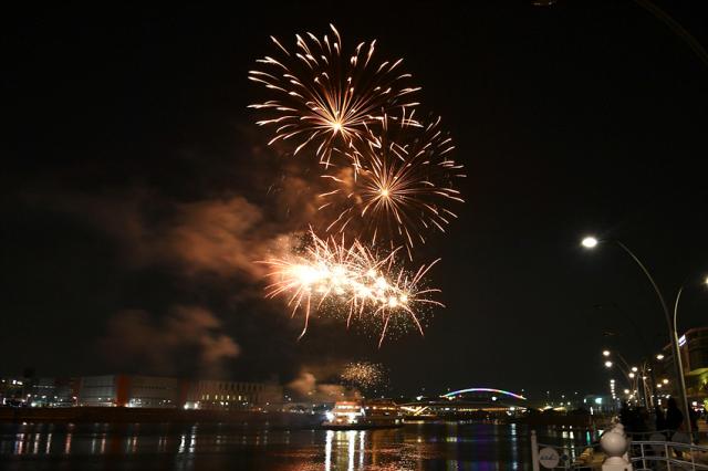 NSP통신-제25회 김포시민의 날을 기념해 불꽃놀이가 열리고 있다. (사진 = 김포시)