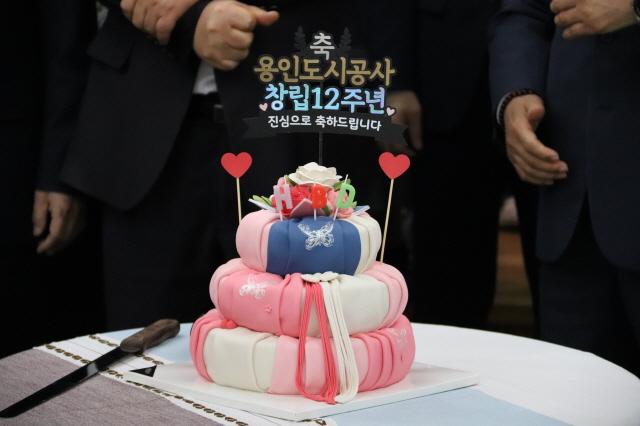 NSP통신-용인도시공사 창립 12주년 축하 떡케이크 이벤트가 진행되고 있다. (사진 = 용인도시공사)