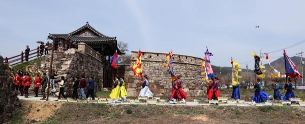 NSP통신-4만여 명의 상춘객이 찾아든 강진군의 제26회 전라병영성축제. (사진 = 강진군)