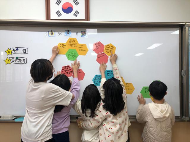 NSP통신-김포 대명초등학교가 김포대명 생태의 날 프로그램을 운영하고 있다. (사진 = 김포교육지원청)
