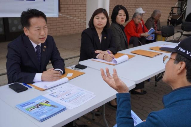 NSP통신-고영인 의원이 선부주공 11단지 관리사무소 앞에서 도·시의원과 함께 찾아가는 민원상담소를 진행하고 있다. (사진 = 의원실)