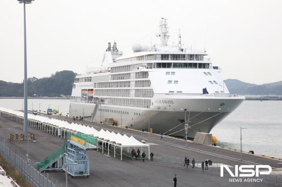 NSP통신- (사진 = 실버 위스퍼(SilverWhisper)호가 크루즈부두 접안)