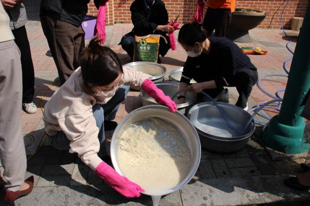 NSP통신-수원시자원봉사센터 관계자와 수원지역 자원봉사단체 관계자들이 사랑의 밥차 운영을 앞두고 시험 가동을 위해 쌀을 씻고 있다. (사진 = 수원시)