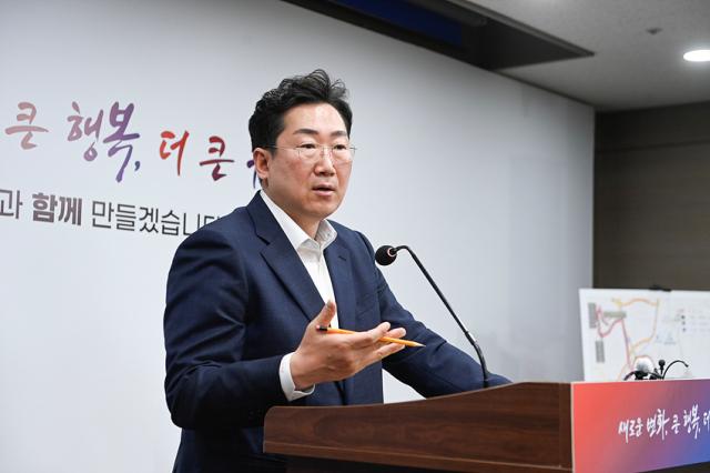 NSP통신-원강수 원주시장이 정례브리핑에서 동부순환도로 미개통 구간 상반기 착공과 시내버스 단계적 개선 추진 방안에 대해 말하고 있다. (사진 = 원주시)