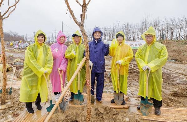 NSP통신-김태우 서울 강서구청장(왼쪽 네 번째)이 제78회 식목일 나무심기 행사에서 참가자들과 나무를 심고 기념촬영을 하고 있다. (사진 = 강서)
