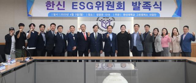 NSP통신-3일 이권재 오산시장(왼쪽 열번째)과 한신대학교 ESG위원회가 사진촬영을 하는 모습. (사진 = 오산시)