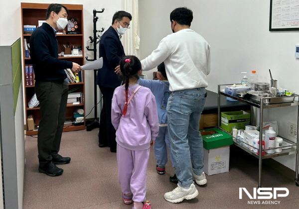 NSP통신-여수시보건소 진료실에서 연세대학교 세브란스 심장혈관병원 박한기교수 등 의료진이 103차 심장병 무료진료를 진행했다. (사진 = 여수시)