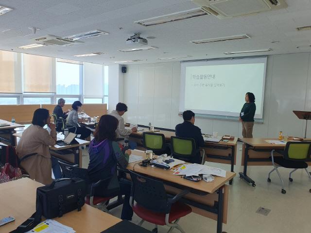 NSP통신-학교환경교육 강사가 학습활동안내 시연을 진행하고 있다. (사진 = 안산환경재단)