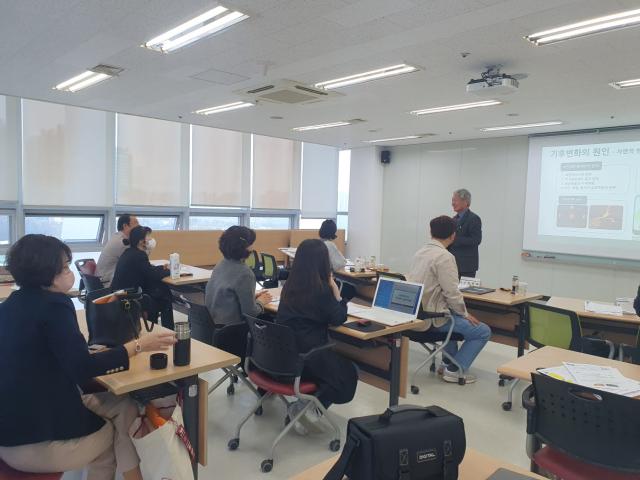 NSP통신-학교환경교육 강사가 기후변화의 원인 시연을 진행하고 있다. (사진 = 안산환경재단)