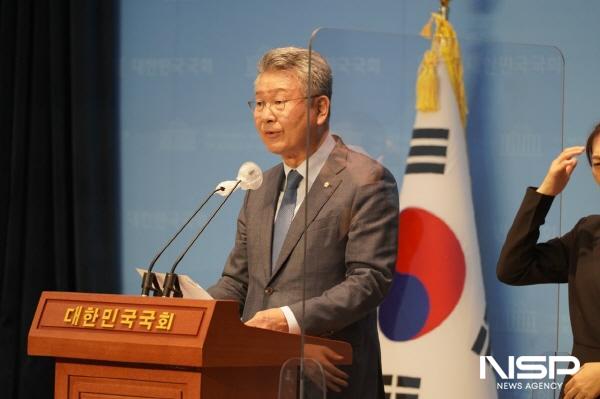 NSP통신-김회재 의원이 지난해 10월 지역본사제 3법을 대표발의하고 기자회견을 하고 있다. (사진 = 의원실)