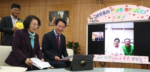 NSP통신-강진원 강진군수(사진 앞줄 오른쪽)가 지난 10일 세쌍둥이를 출산한 부모와 영상통화를 하며 축하하고 있다. (사진 = 강진군)