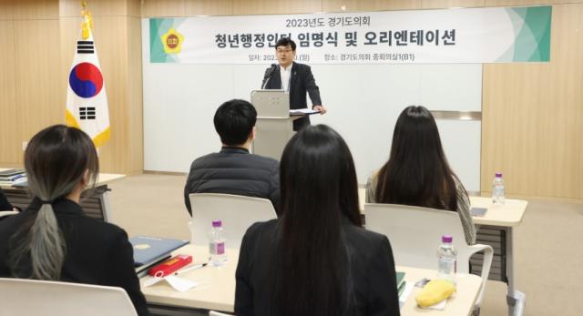 NSP통신-김종석 사무처장이 10일 도의회에서 청년행정인턴 대상으로 강연을 하고 있다. (사진 = 경기도의회)