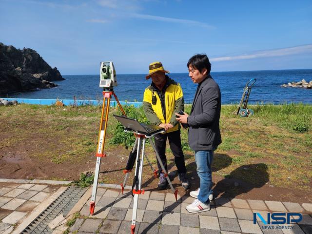 NSP통신-LX 한국국토정보공사 대구경북지역본부는 지난 3월 말부터 울릉도 지적재조사를 하며 지역주민과 얘기를 하고있다. (사진 = LX 한국국토정보공사 대구경북지역본부)