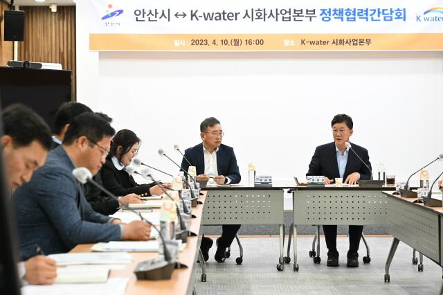 NSP통신-10일 이민근 안산시장(오른쪽)과 박세훈 K-water 시화사업본부장이 시화호 지역 현안을 중심으로 시의 발전 방안을 논의하고 있다. (사진 = 안산시)