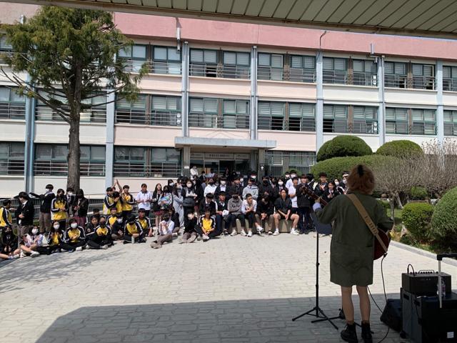 NSP통신-노래하는 미지니가 김포 하성중학교에서 점심 시간을 이용해 원하는대로 버스킹 공연을 하고 있다. (사진 = 김포교육지원청)