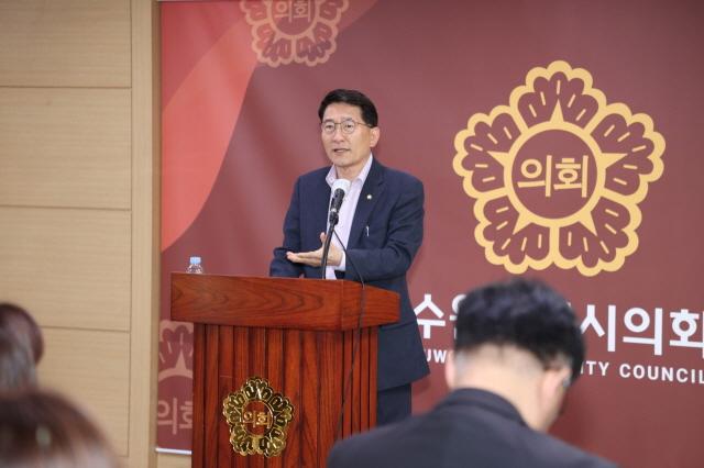 NSP통신-11일 김기정 수원시의회 의장이 인사말을 하고 있다. (사진 = 수원시의회)