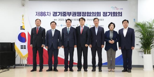 NSP통신-12일 안산시 안산산업역사박물관에서 열린 제86차 경기중부권행정협의회 정기회의 후 김영수 의왕시 부시장(왼쪽부터), 박승원 광명시장, 최대호 안양시장, 하은호 군포시장, 이민근 안산시장, 신계용 과천시장, 임병택 시흥시장이 기념촬영을 하고 있다. (사진 = 안양시)