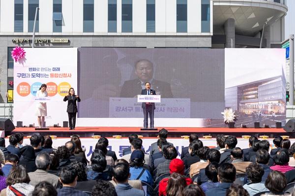 NSP통신-최동철 강서구의회 의장이 강서구 마곡동 통합신청사 건립 부지에서 개최된 강서구 통합신청사 착공식 인사말을 진행하고 있다. (사진 = 강서구의회)