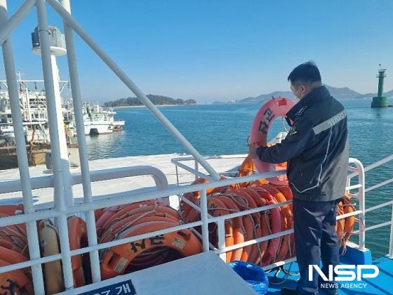 NSP통신-군산해경이 유도선 구명장구를 점검하고 있다.