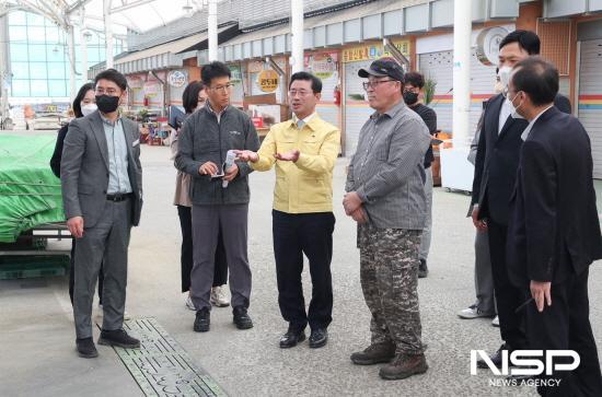 NSP통신-4월 중 제2차 현장소통의 날 옥곡 5일시장 상인 건의 현장 방문 시민과 소통 (사진 = 광양시청)