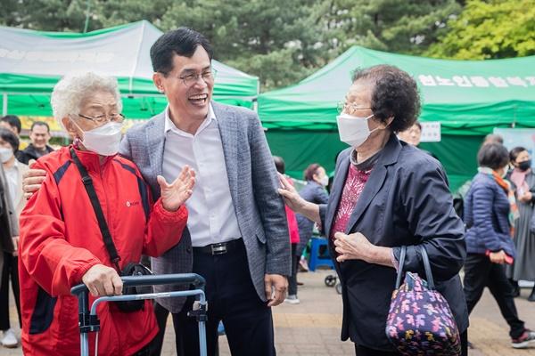 NSP통신-양천어르신종합복지관 개관 25주년 기념식현장에서 어르신들과 소통중인 이기재 양천구청장 (사진 = 양천구)