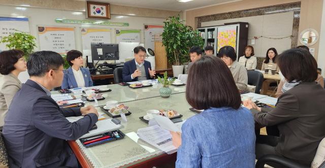 NSP통신-13일 이경희 경기도교육청 제1부교육감(가운데)와 약대초등학교 관계자들이 간담회를 하고 있다. (사진 = 경기도교육청)