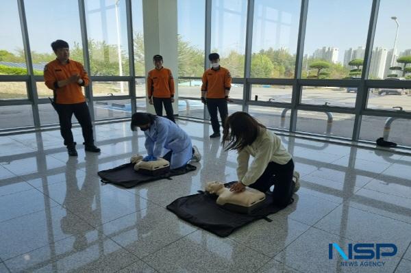 NSP통신-포항시는 지난 12일 양덕정수장에서 포항북부소방서 장량119안전센터와 합동으로 소방 훈련 및 심폐소생술 교육을 실시했다. (사진 = 포항시)