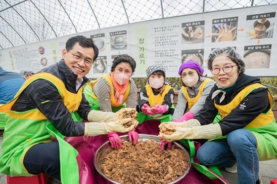 NSP통신-양천장독대 장가르기 활동에 참여한 이기재 양천구청장 (사진 = 양천구)