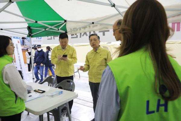 NSP통신-이한준 LH사장(가운데) 및 관계자들이 임시 대피소가 마련된 강릉 아레나에서 산불피해상황과 주거지원 대책을 점검하고 있다. (사진 = LH)