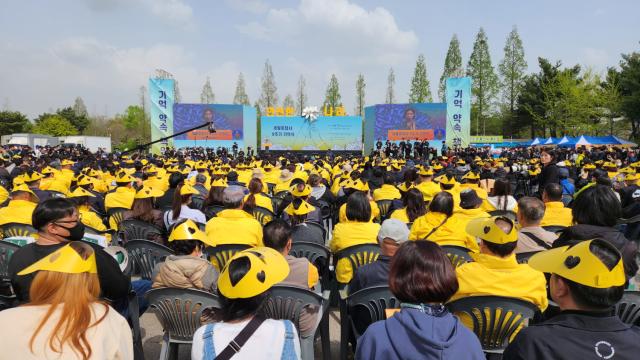 NSP통신-시민 1500여 명이 참석한 가운데 세월호 참사 9주기 기억식이 진행되고 있다. (사진 = 안산시)