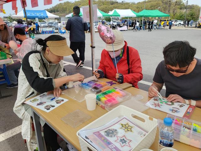 NSP통신-새솔학교 학부모회에서 컬러비즈로 열쇠만들기를 진행하고 있다. (사진 = 새솔학교)