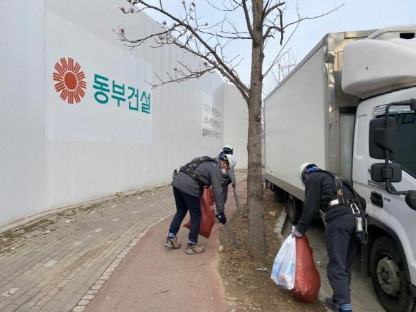 NSP통신-동부건설 직원들이 환경 정화를 위해 현장 주변 플로깅 활동을 실시하고 있다. (= 동부건설)