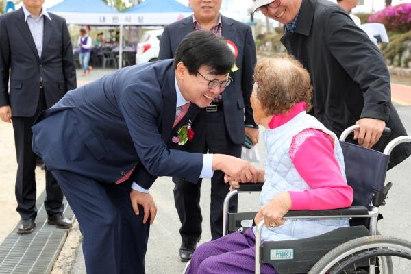 NSP통신-김성 장흥군수가 어르신들의 안부를 살피고 있다. (사진 = 장흥군)