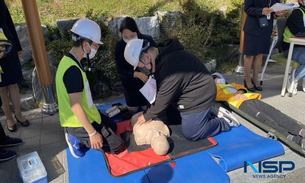 NSP통신-경상북도교육청은 4월부터 오는 10월까지 도내 8개 특수학교를 대상으로 체험 중심의 재난안전훈련 모형 개발 계획을 수립해 운영한다고 17일 밝혔다. 지난해 포항 명도학교 재난안전훈련 모습 (사진 = 경상북도교육청)