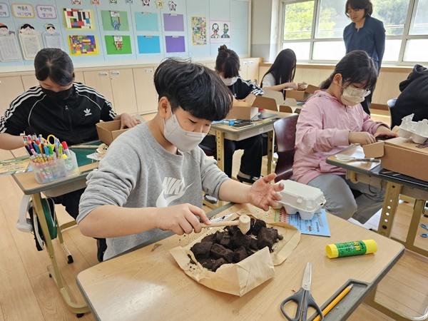 NSP통신-희양분교학생들이 생태전환교실에 참여하고 있다. (사진 = 문경교육지원청)