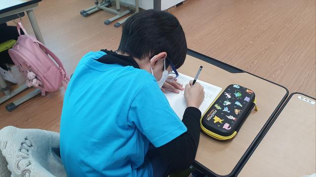 NSP통신-보름초 3학년 학생이 주제별 글쓰기 연습을 하고 있다. (사진 = 김포교육지원청)