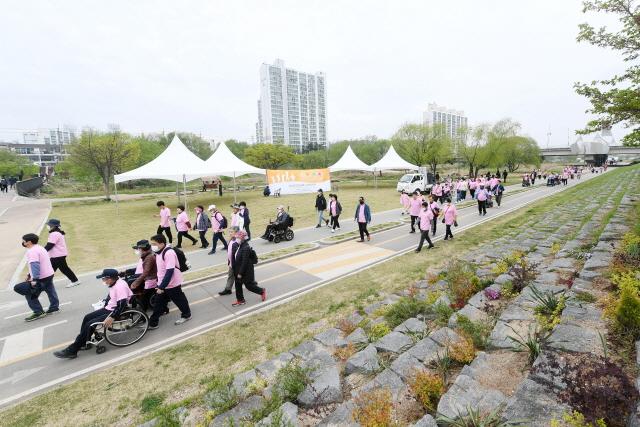 NSP통신-지난 15일 열린 제2회 가족과 함께하는 장애인 걷기대회 모습. (사진 = 오산시)