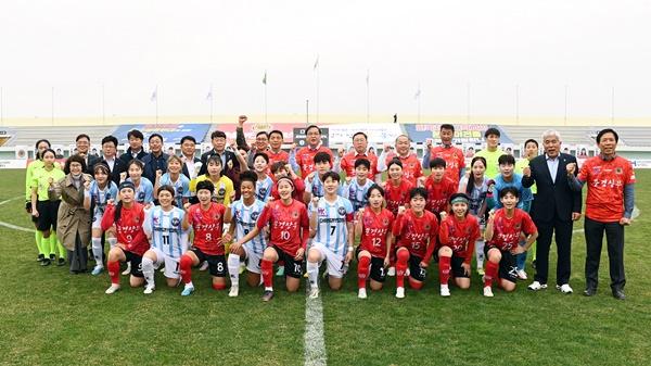 NSP통신-문경상무여자축구단이 개막전에 앞서 문경시 관계자들과 기념촬영을 하고 있다. (사진 = 문경시.)