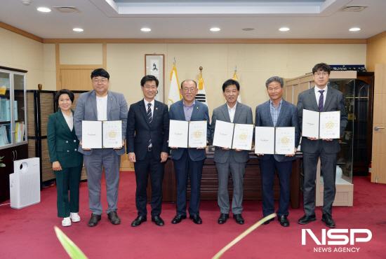 NSP통신-2022회계연도 결산검사위원 위촉식 기념 찰영 (사진 = 광양시의회)